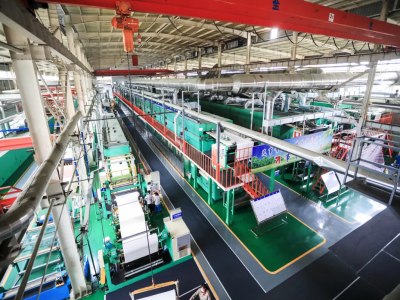 “6S現(xiàn)場(chǎng)管理工作對(duì)我們企業(yè)和個(gè)人都產(chǎn)生了積極影響?！弊哌M(jìn)浙江合力革業(yè)有限公司的生產(chǎn)現(xiàn)場(chǎng)，機(jī)器設(shè)備擺放整齊、廠(chǎng)區(qū)廠(chǎng)房周邊干凈整潔。該公司環(huán)保主管孫萬(wàn)璽介紹，通過(guò)6S現(xiàn)場(chǎng)管理，不僅辦公環(huán)境和生產(chǎn)環(huán)境更整潔了，設(shè)備管理和安全管理也更完善，產(chǎn)品質(zhì)量和生產(chǎn)效率大幅提升，同時(shí)員工素質(zhì)提高了不少。前不久，麗水經(jīng)開(kāi)區(qū)公布了2023年合成革企業(yè)6S現(xiàn)場(chǎng)管理各項(xiàng)先進(jìn)名單，共5家企業(yè)獲得相關(guān)榮譽(yù)稱(chēng)號(hào)。其中，浙江閩鋒化